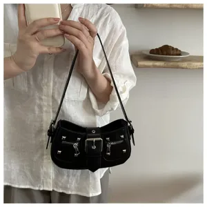 Borsa a spalla vintage nera da donna, elegante borsa a mezzaluna con borchie e chiusure lampo.