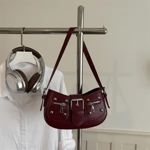 Borsa a spalla bordeaux in ecopelle alla moda con fibbie e borchie in stile crescent