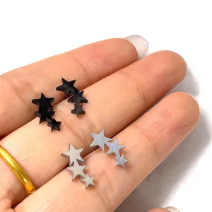 Primer plano detallado de pendientes de estrella de acero inoxidable, joyería unisex moderna.