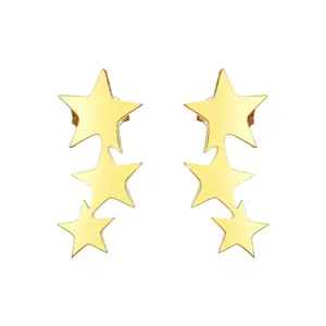 Vista detallada de pendientes de botón con tres estrellas en acero inoxidable dorado.