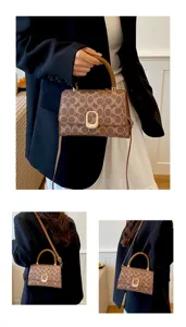 Vista detallada del elegante bolso de hombro marrón retro con monograma para mujeres.