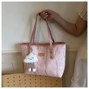 Κομψή ροζ τσάντα ώμου με υφή, μεγάλη casual τσάντα tote με χαριτωμένο κρεμαστό σύννεφο.