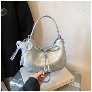 Moderna borsa a tracolla argentata con dolce fiocco e perle per donne eleganti di stile.