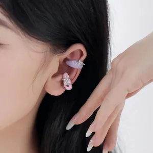 Gros plan de cuffs d'oreille en émail froid coloré avec zircon étoile dans des tons rose et violet.