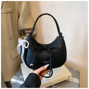 Borsa a mano hobo in pelle PU nera con grazioso fiocco e dettaglio pendente in pizzo.