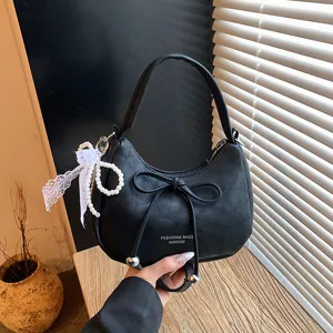 Borsa a mano nera da donna con fiocco grazioso e pendente elegante in perle e pizzo.