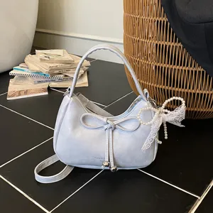 Borsa a tracolla argentata da donna, fiocco elegante e ciondolo di perle, borsa chic.