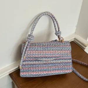 Borsa a tracolla a righe intrecciata a mano con manico superiore e design colorato da donna.