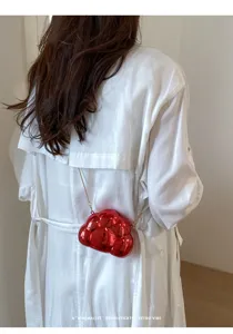 Sac bandoulière nuage rouge brillant avec chaîne en métal design minimaliste élégant