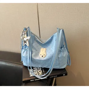 Dettaglio borsa a tracolla a pois stile coreano con grazioso cerotto coniglio e ciondolo stella.