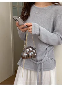 Sac bandoulière nuage métallique chic avec chaîne, sac épaule femme tendance style doux et cool.