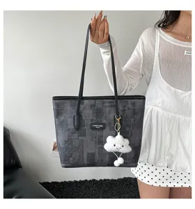 Détail cabas femme grande capacité, imprimé gris foncé avec charm nuage duveteux et poignées.