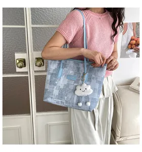 Vue détaillée du grand sac cabas bleu avec pendentif nuage mignon pour le quotidien.
