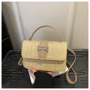 Strooien schoudertas voor dames, stijlvolle geweven crossbody tas voor de zomer.