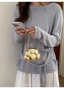 Sac bandoulière doré style nuage, mini sac à main tendance design avec chaîne en métal.