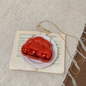Sac bandoulière nuage en acrylique rouge, pochette de soirée brillante avec chaîne dorée.