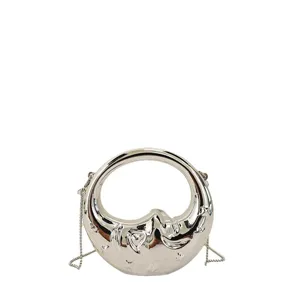 Modische silberne metallische Mini-Kettenhandtasche und elegante Umhängetasche für Damen.