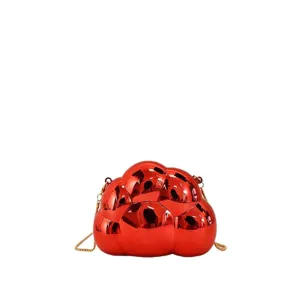 Sac pochette cloud métallisé rouge, mini sac à bandoulière chaîne dorée pour femmes.