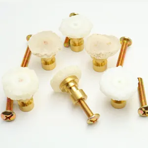 Maniglia per anta di armadio in fetta d'agata naturale con base in ottone, elegante cassetto.