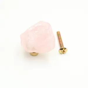 Bouton de meuble en quartz rose avec base en laiton et vis, vue détaillée pour tiroirs.