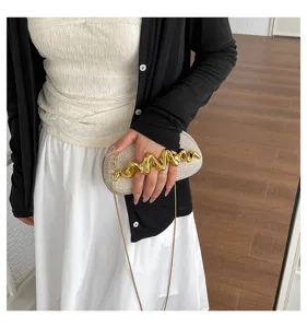 Elegante glitzernde Schultertasche mit einem einzigartigen goldenen Wellenring Griff.