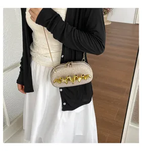 Chic minimalistische Umhängetasche mit Glitzer-Textur und goldenem Wellen-Detail für Damen.