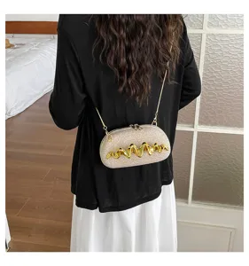 Stilvolle Damen Glitzer Umhängetasche mit goldenem Wellen Design für den Alltag.