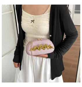 Elegante rosa Glitzer Clutch Tasche mit goldenem Wellen Dekor und Metallkette.