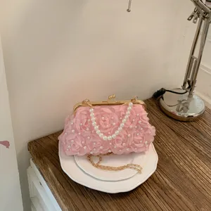 Sac de soirée floral rose avec poignée chaîne en perles et fermoir doré chic pour femme fête