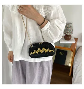 Damen Umhängetasche modisch, schickes Nischendesign mit goldenem Wellenmuster, schwarz.