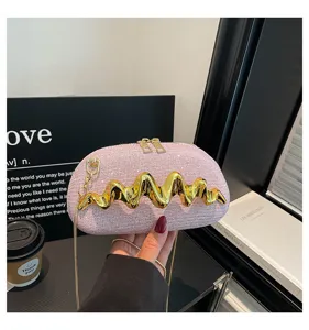 Elegante, glitzernde rosa Umhängetasche mit goldenem Wellen-Design für moderne Damen.