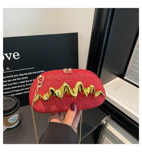 Rote glitzernde Umhängetasche mit goldener Metallwellen-Dekoration und Kette für Damen.