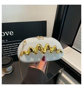 Stilvolle silberne Pailletten Umhängetasche mit goldenem Wellen-Metall-Dekor für Damen.