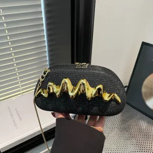 Schwarze Glitzer Umhaengetasche mit goldenem Wellen Design elegante Damen Schultertasche fuer Alltag