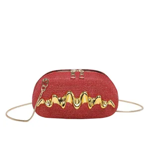 Schicke rote Umhängetasche für Damen mit goldenem Wellen-Metalldetail und Kette.