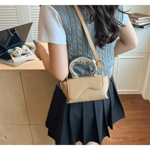 Elegante Damen Umhängetasche mit speziellem Metallgriff und texturierter Oberfläche.