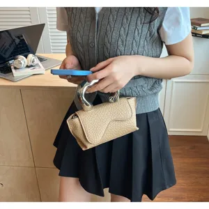 Einzigartige strukturierte Handtasche mit Metallgriff, modische Umhängetasche für Frauen.