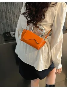 Schicke hellorange Umhängetasche aus Lackleder mit einzigartigem silbernem Griff für Frauen.