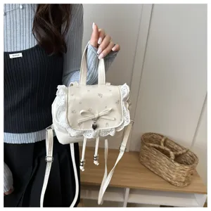 Grazioso zainetto bianco con stampa floreale, bordo in pizzo e fiocco per un look casual e dolce.