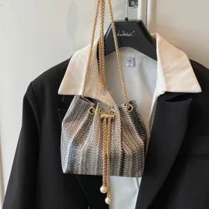 Stylisti psathini tsanta bucket me alisida kai kordoni gia gynaikeia moda twra.