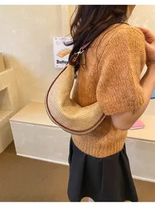Sac à épaule tissé en paille élégant, sac hobo croissant chic avec bordure contrastée.