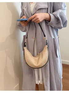 Élégant sac porté épaule en paille, sac hobo sous les bras tendance avec bordure en cuir.