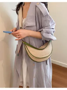 Sac bandoulière demi-lune en paille tressée chic avec bordure en cuir vert pour femmes.