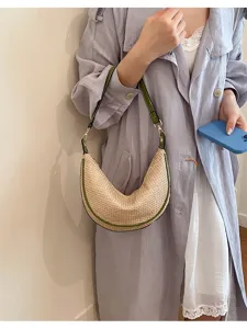 Sac hobo en paille tressée élégant avec bordure en cuir vert vue de détail décontractée