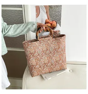 Bolso tote grande y elegante con estampado paisley y asa de bambú para uso diario.