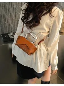 Braune Lackleder Umhängetasche mit schickem silbernem Metallgriff für Damenmode Alltag