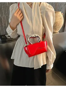 Schicke rote Damen Umhängetasche mit einzigartigem silbernen Griff moderner Stil für Alltag.