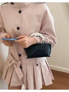 Chiques schwarzes strukturiertes Damenhandtasche mit einzigartigem silbernen Metallgriff.