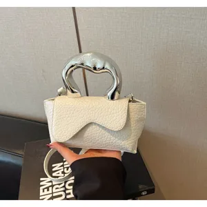Chicke weiße Umhängetasche mit einzigartigem silbernen Metallgriff und stylischem Design.