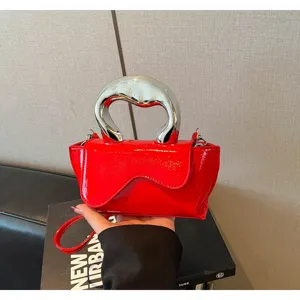 Rote Lackleder Handtasche mit silbernem abstrakten Metallgriff modische Damen Umhängetasche